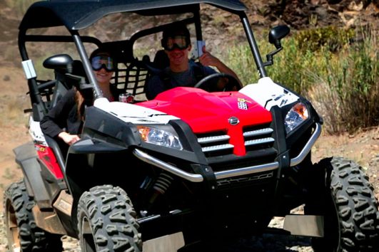 Pareja en un Buggy