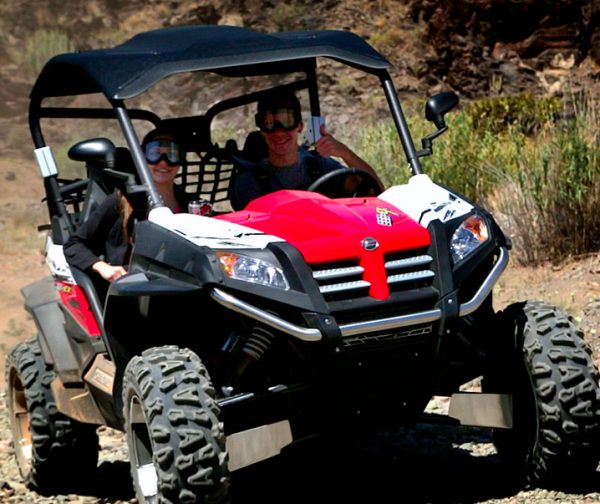 Pareja en un Buggy