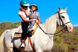 Familia montando caballo