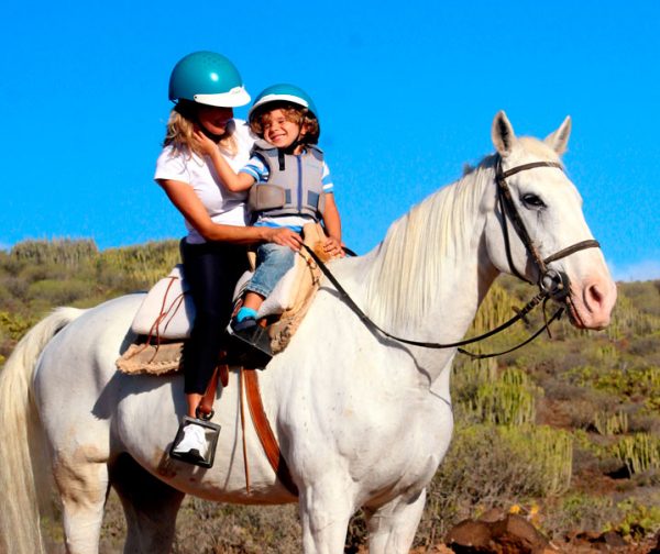 Familia montando caballo